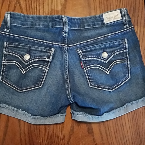 Levi Shorts - Picture 2 of 2